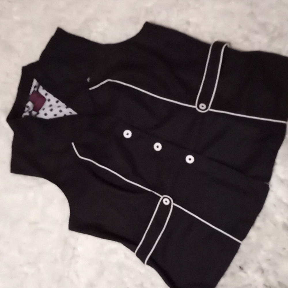 VEST - Picture 2 of 5